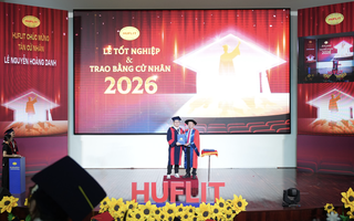 Hành trang “bão giông” và vần thơ của Hiệu trưởng Trường HUFLIT tặng tân cử nhân