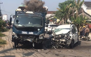 Xe tải và xe con tông nhau ở Đà Nẵng, 1 phụ nữ tử vong