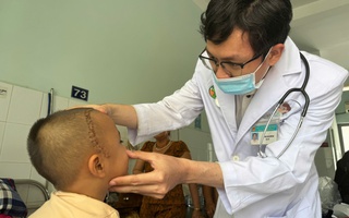 Bác sĩ xuyên đêm mở sọ cứu bé trai bị đạn ná bắn vào mắt