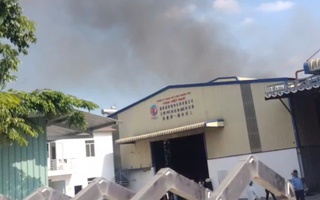 Cháy tại xưởng mùn cưa ở phường Vĩnh Tân, 3 người nhập viện