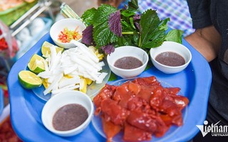 Món ăn 'hạ hỏa' ngày nắng nóng ở Hà Nội, hương vị gây tranh cãi vẫn hút khách