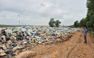 Quá tải bãi rác giáp ranh