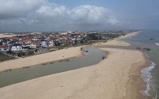 Cửa sông bị bồi lấp khiến hàng trăm tàu cá nằm bờ