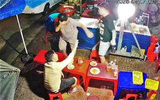 Công an vào cuộc vụ thanh niên đánh cụ bà trong quán ăn khuya ở Gia Lai