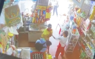 Nam sinh bị người đàn ông đánh tới tấp tại quầy tạp hóa