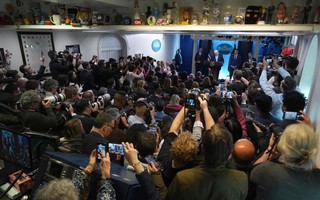 Hạn chót trong "tối hậu thư" cận kề, ông Donald Trump lại tuyên bố "tạm ngưng ném bom Iran"