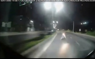 CLIP: Khoảnh khắc xe máy lao vào xe khách, người đàn ông tử vong tại chỗ