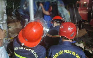 Xe tải tông tường nhà dân, đôi nam nữ mắc kẹt trong cabin