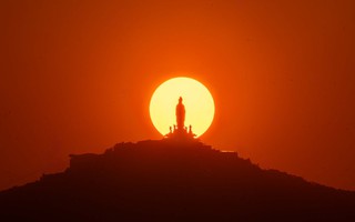 Khoảnh khắc hiếm có: Mặt trời "ôm trọn" tượng Phật Bà trên núi Bà Đen