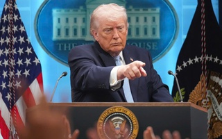 Mỹ tuyên bố thắng lợi, Iran và Oman tính thu phí qua Hormuz trong lúc ngừng bắn