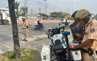 CSGT TPHCM bố trí cán bộ tại hai đầu cầu vượt ngã tư 550 để hướng dẫn người điều khiển xe máy