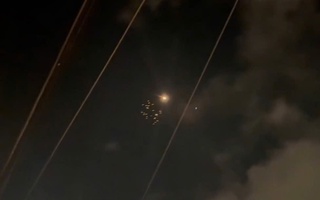 VIDEO: Trung Đông hứng mưa tên lửa ngay sau thỏa thuận ngừng bắn giữa Mỹ và Iran