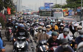 Siết khí thải xe máy: Bài toán không chỉ là khói bụi