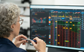 Vì sao chứng khoán vừa tăng gần 80 điểm đã đảo chiều giảm 20 điểm?