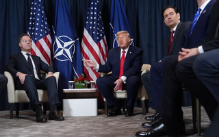 Gặp Tổng thư ký Mark Rutte, Tổng thống Mỹ nhắc việc rút khỏi NATO