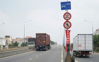 CSGT TPHCM treo băng rôn nhắc nhở, chốt chặn xe máy lên cầu vượt ngã tư 550