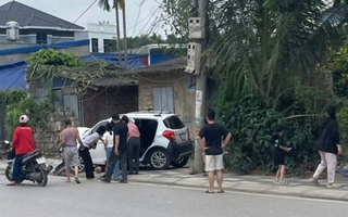 Ô tô va chạm xe máy, 3 người trong gia đình thương vong