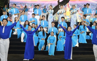 Công nhân hào hứng với chương trình nghệ thuật "Sài Gòn - TPHCM: 50 năm - Kết nối triệu trái tim"