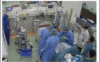 Phút sinh tử: Bác sĩ níu lại sự sống cho bé trai 10 tuổi