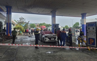 NÓNG: Cháy ô tô tại cây xăng ở Đà Nẵng, 2 người tử vong trong xe
