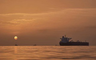 Iran hành động “gắt”, tàu hàng trúng đòn ở eo biển Hormuz