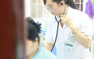 Người mẹ trẻ ôm con ra ban công sau nhiều tuần trầm cảm sau sinh