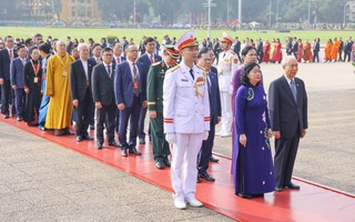 Đại biểu tham dự Đại hội đại biểu toàn quốc MTTQ Việt Nam vào Lăng viếng Chủ tịch Hồ Chí Minh