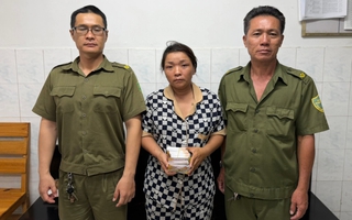 Đang phát tờ rơi cho vay, bị Công an phường Chợ Lớn mời về làm việc