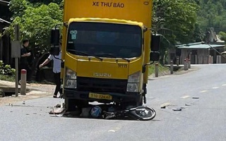 Va chạm với xe thư báo, 2 người đi xe máy thương vong