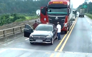 Tài xế dừng xe sang Mercedes chặn ô tô đầu kéo trên cao tốc gây ùn tắc
