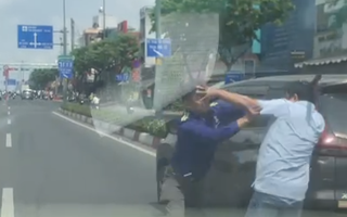 Hai người bất ngờ dừng ô tô, đánh nhau trên đường Phạm Văn Đồng, TPHCM
