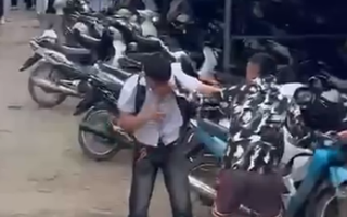 Nam sinh lớp 12 bị nhóm thanh niên mặc quần cộc đột nhập vào trường hành hung