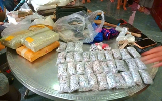 Phá đường dây ma túy xuyên quốc gia, thu giữ 23 kg ma túy cùng 1 khẩu súng