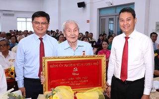 TPHCM: Trao Huy hiệu Đảng cho 61 đảng viên phường Tăng Nhơn Phú