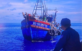 Kịp thời cấp cứu ngư dân bị tai nạn lao động trên biển