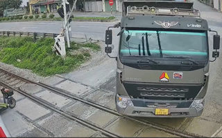 VIDEO: Thót tim cảnh xe tải tông gác chắn, cố vượt qua đường sắt ngay trước "mũi" tàu hỏa