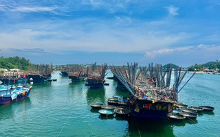 Tàu cá hỏng máy giữa biển, 14 ngư dân chờ ứng cứu