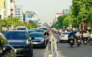 Bất ngờ với hình ảnh ngày đầu tiên vận hành làn đảo chiều trên đường Cộng Hòa