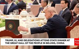 Thực hư clip ông Donald Trump "lật tài liệu của ông Tập Cận Bình" trong quốc yến