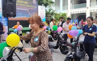 Người lao động cảm động khi được trao tặng sổ tiết kiệm, xe đạp điện