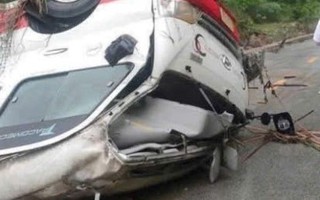 VIDEO: Lũ lên bất ngờ, xe khách bị vò nát, cuốn trôi gần 100 m