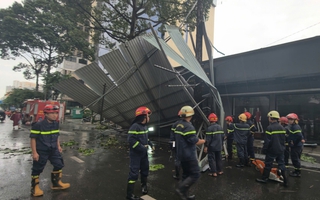 TPHCM: Giông lốc khiến mái tôn đổ sập, ùn tắc giao thông
