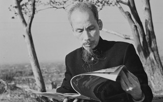 Ánh sáng Hồ Chí Minh soi đường cho chúng ta đi