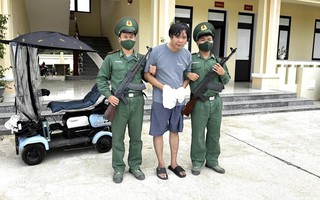 Bắt giữ đối tượng mang theo máy in cùng nhiều tờ tiền giả