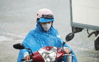 TPHCM: Mưa như trút nước kèm gió mạnh và sấm sét