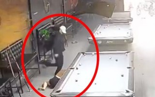 Nam thanh niên xông vào quán bida túm tóc, đạp vào mặt cô gái trẻ