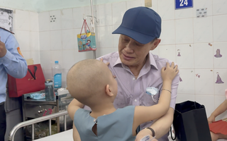 CLIP: Khoảnh khắc ấm áp của tỉ phú Johnathan Hạnh Nguyễn và các bệnh nhi
