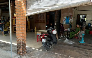 Gia đình phát hiện người đàn ông 65 tuổi tử vong với dao cắm trên người