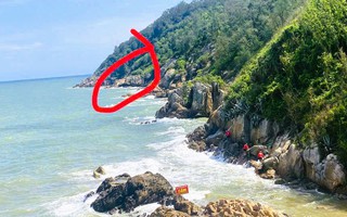 Mải mê chụp ảnh, thủy triều lên cao khiến 2 du khách mắc kẹt tại mỏm đá ở biển Sầm Sơn
