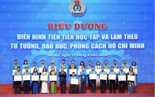 Khen thưởng 131 tập thể, cá nhân có thành tích xuất sắc trong học tập và làm theo Bác